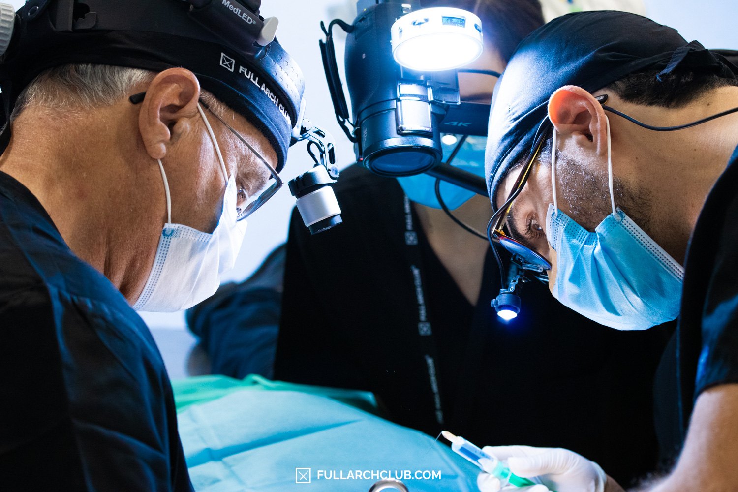 Surgeons with loupes and headlights working during the Mastercourse